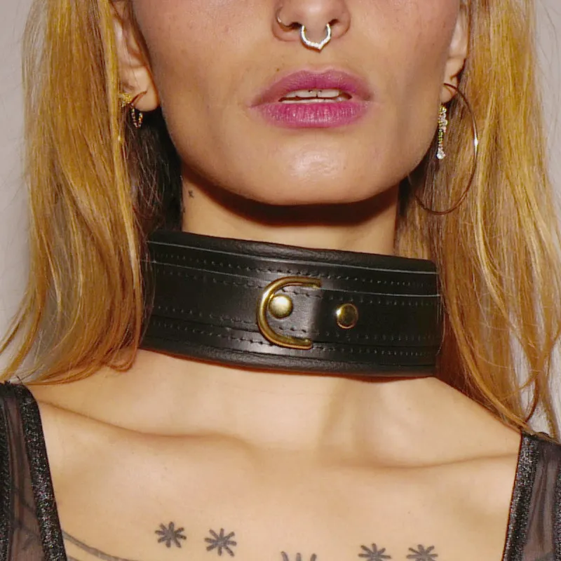 Collare pelle imbottita fibbie dorate design moderno streetwear audace sensuale elegante raffinata seducente femminile