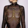 Imbracatura pelle nera catene dorate cascata elegante stile contemporaneo sensuale raffinata seducente femminile sofisticata