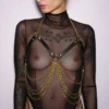 Imbracatura triangolo catene dorate pelle nera gioiello corpo elegante moda sensuale raffinata seducente femminile