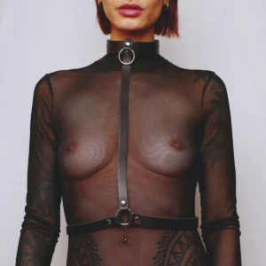 Imbracatura toracica pelle nera anelli metallici regolabile elegante sensuale raffinata seducente femminile sofisticata lussuosa