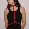 Imbracatura toracica pelle rossa design moderno accessorio moda alternativa elegante sensuale raffinata seducente femminile