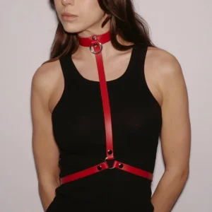 Imbracatura toracica pelle rossa design moderno accessorio moda alternativa elegante sensuale raffinata seducente femminile