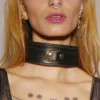 Collare pelle imbottita fibbie dorate design moderno streetwear audace sensuale elegante raffinata seducente femminile
