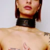 Collare pelle imbottita nero attacchi dorati design audace moderno elegante sensuale raffinata seducente femminile