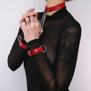 Collare manette rosso pelle catena acciaio elegante resistente provocante sensuale raffinata seducente femminile sofisticata