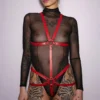 Imbracatura corpo rosso elegante pelle morbida anelli regolabile design geometrico sensuale raffinata seducente femminile