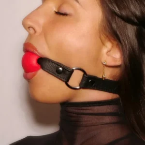 Bavaglio sfera rosso morbido pelle nera regolabile accessorio giochi BDSM sensuali sensuale elegante raffinata
