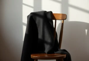Mantello di lana su una poltrona, stagione fredda